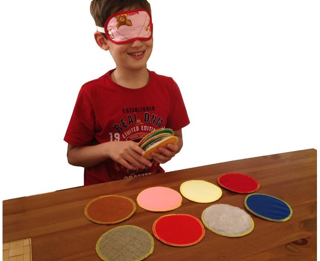 Тактильно т. Игрушки для слепых детей. Предметы для слабовидящих детей. Тактильные игры для детей в саду. Тактильные игрушки для детей 5 лет.